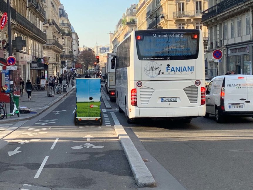 Triporteur électrique Yokler U circulant facilement sur la piste cyclable en site propre d'un boulevard parisien.