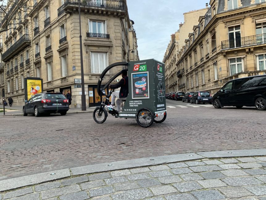Triporteur à assistance électrique utilisé par un magasin G20 à Paris.