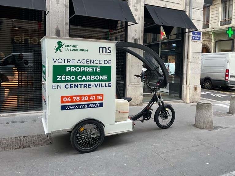 Nettoyage des vitres en triporteur