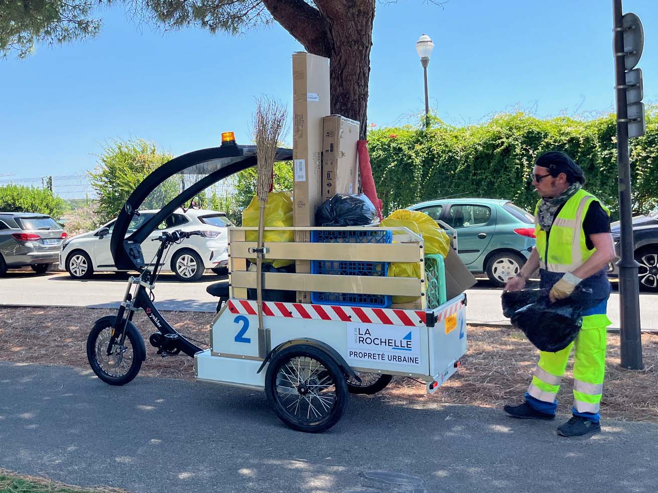 Triporteur professionnel pour la collecte des déchets et l'entretien des espaces verts